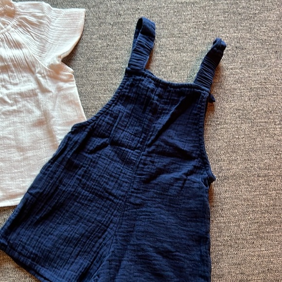 Vineyard Vines 3T ruffle neck top and short overalls - Picture 4 of 4